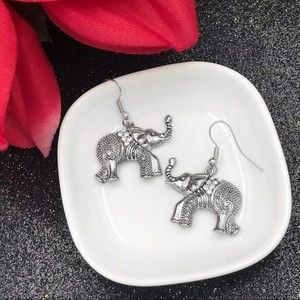 🌼 Rhinestone Elephant Silver Tone Dangle Earrings